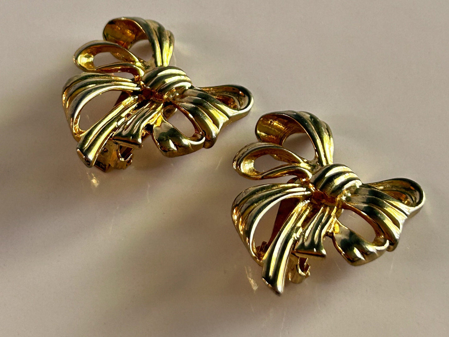 Vintage gold tone bow shaped clip on earrings