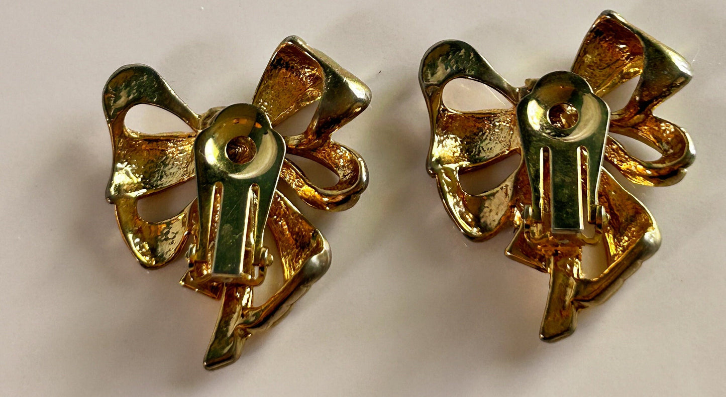 Vintage gold tone bow shaped clip on earrings