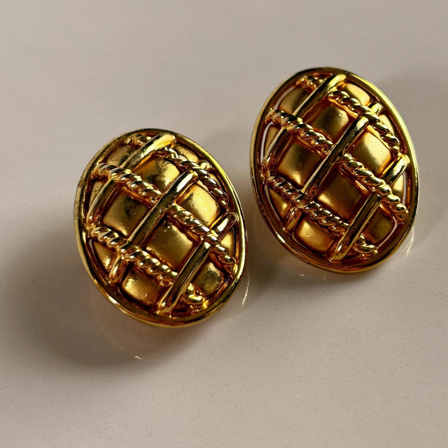 Vintage gold unsigned clip on earrings
