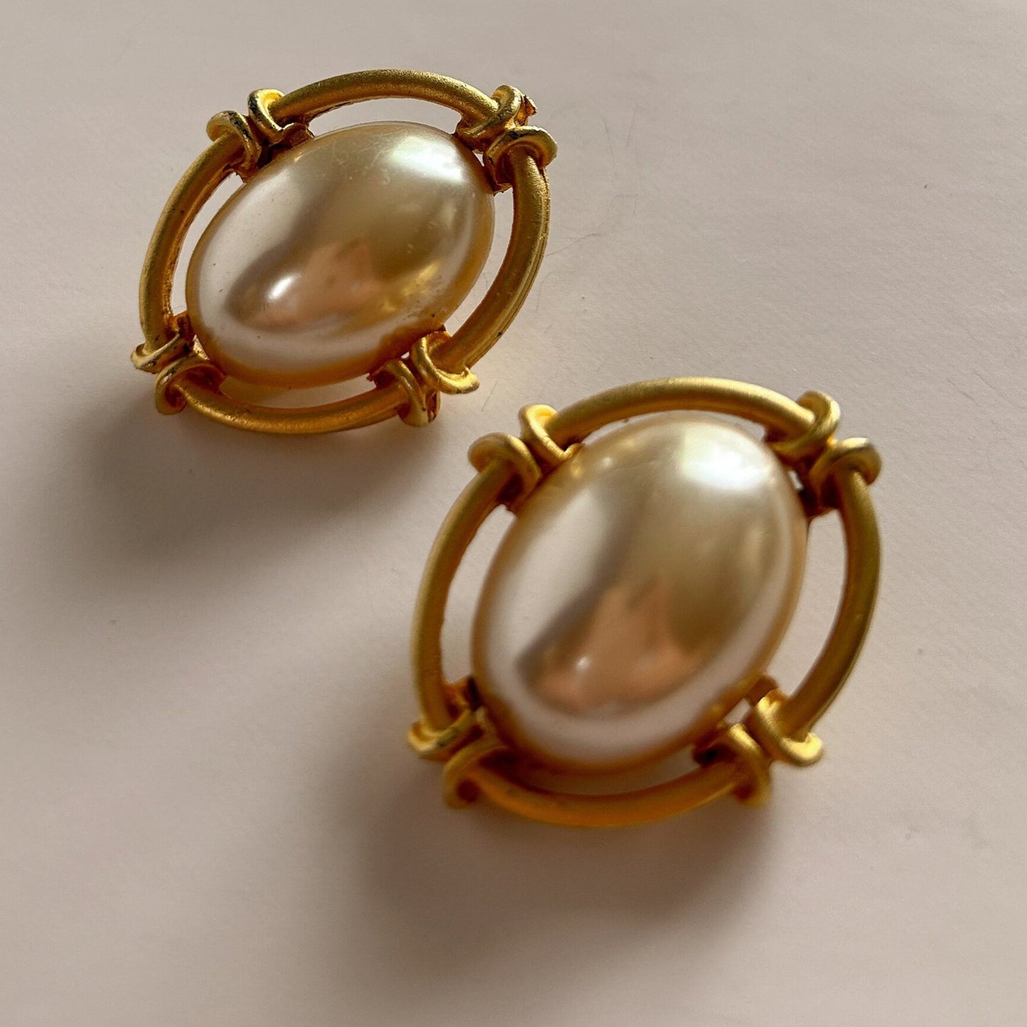 Unsigned vintage baroque clip on earrings gold and faux pearl.