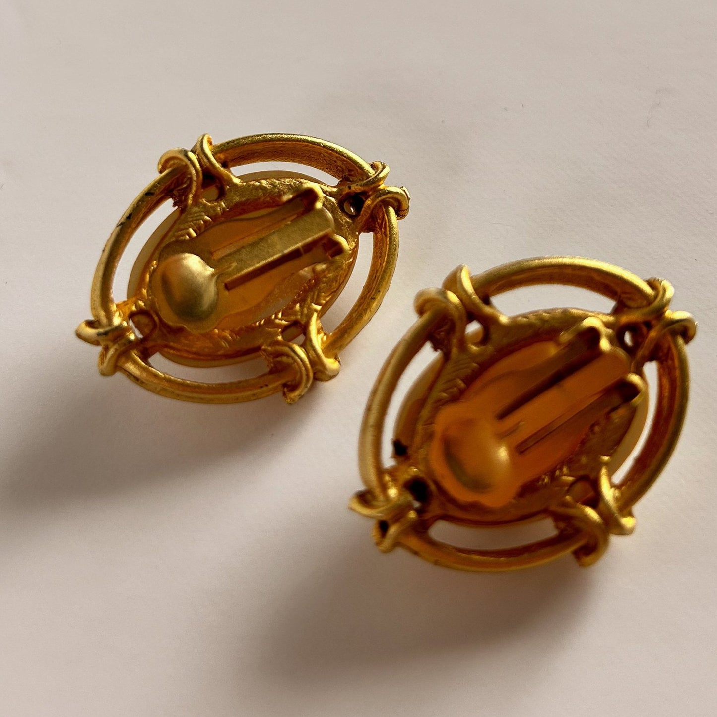 Unsigned vintage baroque clip on earrings gold and faux pearl.