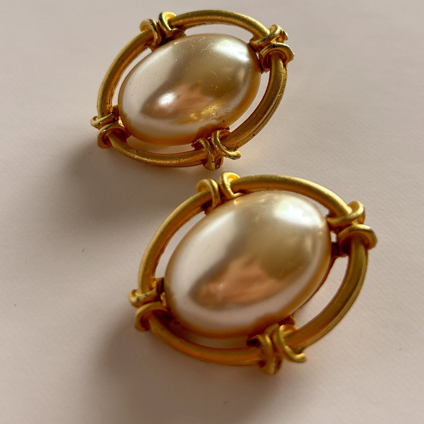 Unsigned vintage baroque clip on earrings gold and faux pearl.